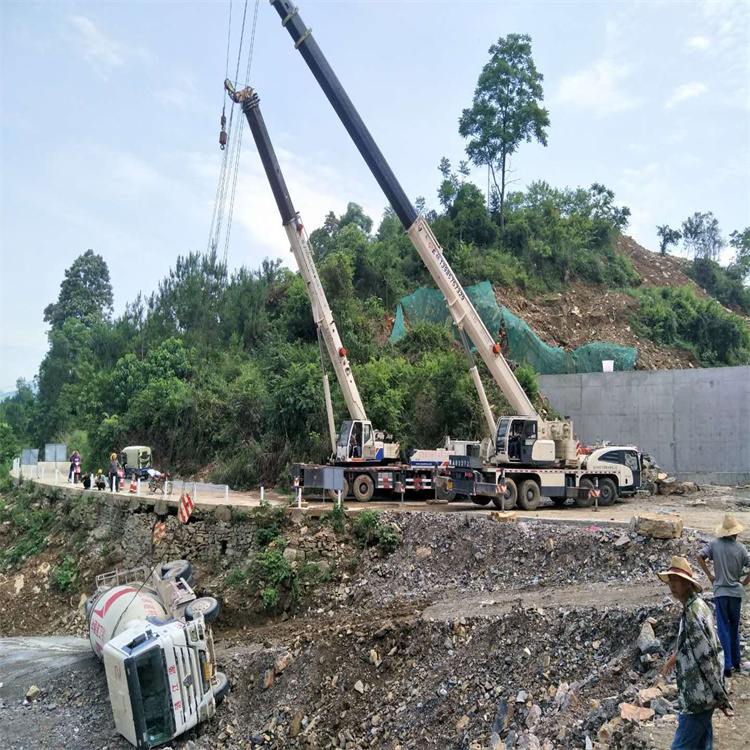 长汀县汽车掉沟里叫吊车救援要多少钱